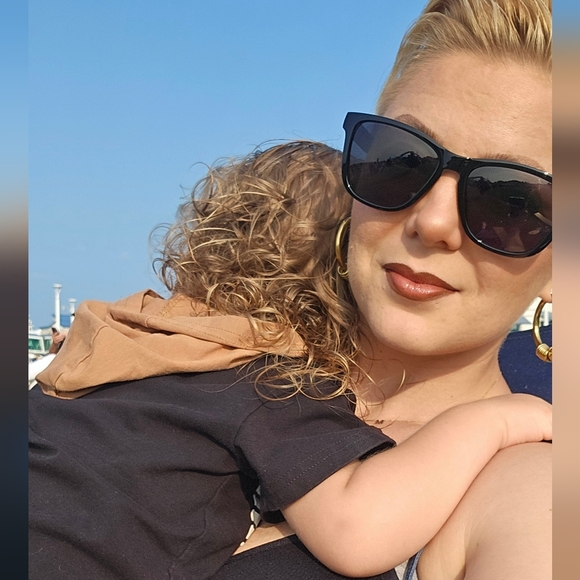 Meet your Posher, Taylor - Picture 2 of 3